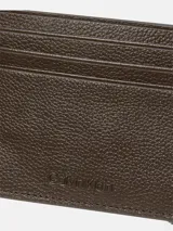 Tarjetero de piel granulada color marrón oscuro, con seis ranuras frontales para tarjetas y una ranura central. Presenta protección RFID y el logo de Calvin Klein grabado en la parte delantera.