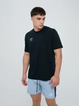 Remera deportiva Umbro modelo Melt de color azul marino, con cuello redondo, mangas cortas y logo bordado en el pecho.