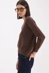 Sweater básico de tejido de punto, con cuello redondo, manga larga y puños y ruedo acanalados.