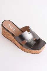 Sandalia dorada con plataforma de corcho y tiras cruzadas.