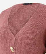 Cardigan de tricot en color borravino, con textura acanalada, escote en V profundo y cierre frontal con un único botón metalizado. Presenta mangas largas y un diseño alargado con amarre ajustable en la espalda.