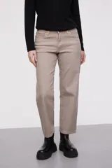 Pantalón jean de tiro medio, corte recto y color gris topo.