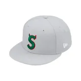 Gorra tipo snapback de la colaboración Supreme x New Era, color gris con bordado frontal de la letra S con cuernos de diablo en verde y contorno rojo.