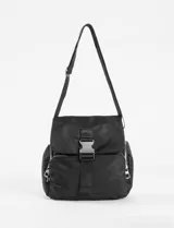 Bandolera de nylon color negro con tapa frontal y cierre de hebilla tipo clip. Cuenta con correa regulable, bolsillos laterales con cierre y compartimento principal con cierre.