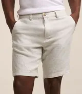 Bermuda de hombre en lino color gris claro, de corte recto, con textura discreta, bolsillos laterales y cierre frontal con botón y cremallera.