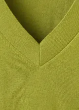 Chaleco de punto fino color verde lima, con cuello en V y diseño recto sin mangas.