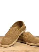 Alpargatas color beige con capellada perforada y suela de yute.