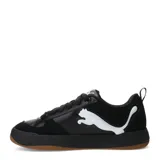 Championes Puma modelo Park Lifestyle II Cat, de color negro con detalles en blanco y suela de goma marrón. Presentan diseño de inspiración skate con capellada de cuero sintético y gamuza, cordones anchos y gran logo lateral del felino en color blanco.