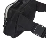 Riñonera Adidas negra con logo y tres rayas blancas.