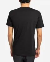 Remera negra de manga corta con cuello redondo y estampa frontal de estilo retro-futurista con palmeras, atardecer y figura humana.
