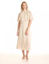 Vestido midi color beige de satén, marca Julia Jordan. Cuello alto con punto smock, mangas amplias de estilo fluido y cintura elastizada también con punto smock. La falda tiene una caída fluida con plisado. Cierre posterior con abertura ojal y botones. Forro interno a tono.