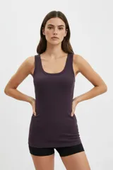 Musculosa de algodón con elastano, de diseño acanalado al cuerpo, con escote redondo profundo y tir ancha.