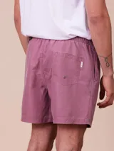 Short de baño color lila con cintura elastizada y cordón ajustable.