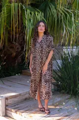 Camisola larga de muselina con estampado animal print de leopardo. Presenta cuello camisero, mangas cortas y aberturas laterales en el ruedo.