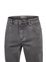 Jeans de hombre color gris oscuro lavado, corte recto y tiro medio, con cierre de botón y cremallera.
