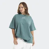 Remera de algodón con corte oversize, color verde azulado, con cuello redondo y estampado frontal en relieve con logo de la marca.