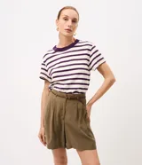 Short femenino Marfinno de modelaje suelto y caída liviana, color verde militar, con cintura con pasadores, pinzas frontales, bolsillos laterales y bajo recto. Incluye un cinturón fino de rafia con hebilla metálica.