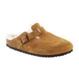 Zueco Boston de cuero color marrón con interior de piel de oveja y hebilla lateral ajustable.