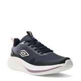 Championes deportivos Umbro modelo Paths, color azul marino con detalles en rosado y suela blanca. Presentan diseño de malla transpirable, cierre con cordones y logo de la marca en el lateral.
