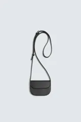 Mini bandolera de cuero con diseño minimalista, solapa con cierre magnético y correa ajustable.