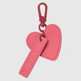 Charm para bolso con forma de corazón y tira rectangular con el logo de la marca grabado. Incluye gancho de mosquetón metálico.