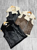 Chaleco gamulán de cuerina con interior y solapas de corderito sintético. Cuenta con cierre frontal cruzado, bolsillos con cierre y detalles de hebillas en los hombros y la cintura.