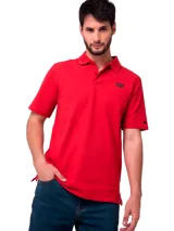 Remera tipo polo de Caterpillar, color rojo, con cuello y puños acanalados. Presenta el logo de la marca bordado en el pecho y un pequeño detalle triangular en la manga.