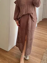 Pollera midi color crudo, tejida en hilo de algodón con calados horizontales. Tiene silueta recta, abertura frontal, elástico en la cintura y tiras regulables.