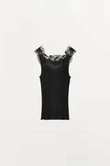 Top de punto rib negro con escote redondo y tirantes anchos decorados con aplicación de encaje a tono.