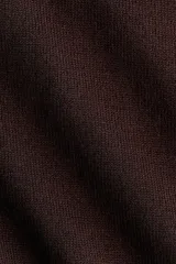 Remera de manga corta confeccionada en tejido de punto fino con mezcla de viscosa. Presenta cuello redondo, puños y bajo con terminación en punto acanalado.