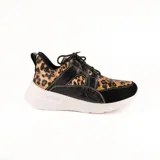 Championes deportivos de cuero en tonos marrón, tostado y marrón oscuro, con detalles de estampado animal print de leopardo en el lateral, suela gruesa blanca y cordones elásticos.