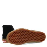 Championes Vans modelo Skate Sk8-Hi de caña alta, color negro con la icónica banda lateral en blanco y suela de goma color caramelo. Confeccionados en una combinación de gamuza y lona, cuentan con cuello acolchado y puntera reforzada para mayor durabilidad.