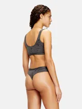 Tanga de algodón elástico gris oscuro con efecto metalizado y estampa sutil tipo foil, con banda elástica en la cintura con el logo de la marca.
