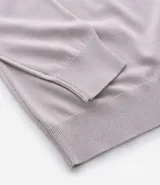 Suéter de corte regular, cuello redondo y manga larga, confeccionado en tejido de viscosa con textura suave y caída ligera.