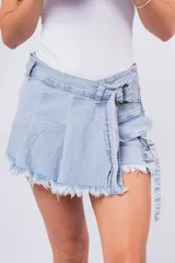 Short pollera de jean celeste con cintura alta, corte evasé, detalle de cinturón con hebilla metálica y terminación desflecada.