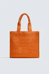 Bolso tipo shopper de diseño trenzado en color tostado, con estructura rectangular, dos asas de mano y compartimento principal abierto.