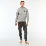 Conjunto de pijama de dos piezas confeccionado en tejido polar. Incluye una sudadera gris de cuello redondo con detalle bordado en el pecho y un pantalón largo de color gris oscuro con estampado de letras y puños elásticos en los tobillos.