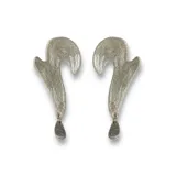 Par de aros colgantes plateados con forma abstracta y dije de gota.
