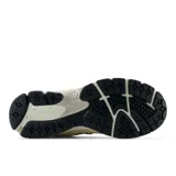 Championes New Balance 2002R color crema con detalles en blanco y gris. Confeccionados en malla y gamuza, con logo "N" en los laterales y tecnología ABZORB en la entresuela.