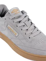 Championes urbanos Umbro modelo Rian II, color negro con suela blanca y base de goma color caramelo. Confeccionados en gamuza, presentan el logo de la marca en el lateral y en la lengüeta.