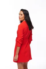 Vestido corto cruzado color rojo, con escote en V y lazo en la cintura.