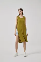 Musculosa verde oliva de punto acanalado, con cuello redondo y aberturas laterales.