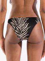 Bombacha de bikini confeccionada en jacquard animal print, con detalle de aro metálico en la cadera derecha.