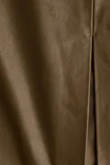 Pollera tubo a la rodilla de cuero, con diseño de corte recto, bolsillos laterales al bies y abertura frontal en el bajo. Cuenta con cierre oculto en la parte posterior y forro interior.