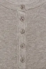 Jersey de punto de manga larga y cuello redondo con cierre frontal de botones. Presenta un diseño de rayas horizontales en tonos marrones, negros, blancos y azules.