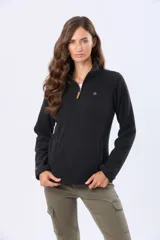 Buzo de polar color crema con cuello alto y cierre frontal parcial. Presenta detalles en cuero en el tirador del cierre y un pequeño bordado en el pecho y en la manga.