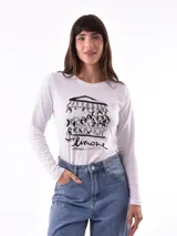 Remera negra de manga larga con escote en V y estampa frontal blanca con diseño de soles y la frase 'Woke Up'.