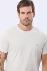 Remera lisa de manga corta y cuello redondo, color gris oscuro, de calce cómodo con pequeño logo bordado en el pecho.