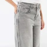 Pantalón de jean estilo baggy de tiro bajo, con lavado ácido en tono gris y costuras laterales marcadas.