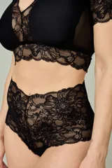 Conjunto de lencería negro compuesto por un bralette de lycra y microtul con detalles de encaje en escote, bajo busto y mangas cortas, y una bombacha hipster de tiro alto confeccionada íntegramente en encaje.